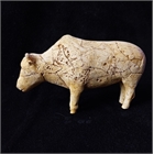 thumbnail Zaraysk-Bisonkuh – Russland 20.000 Jahre alt – Acrystal Prima – Zaraysk Solutrean-Zeit – Kostienki-Kultur – Aus Mammutknochen geformt und mit rotem Ocker gefärbt – 16,4 / 9,9 / 3,8 cm