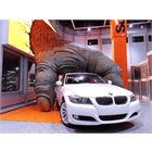 thumbnail Düsseldorf Airport - Gorilla Hand - Sixt Advertisement